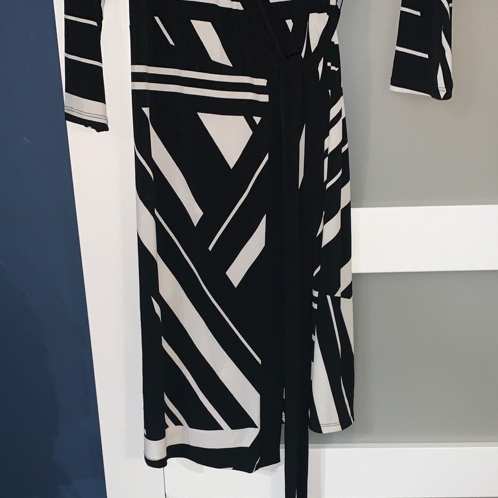 Jaclyn Smith Black and White Geometric Long Sleeve Dress - Picture 2 of 6